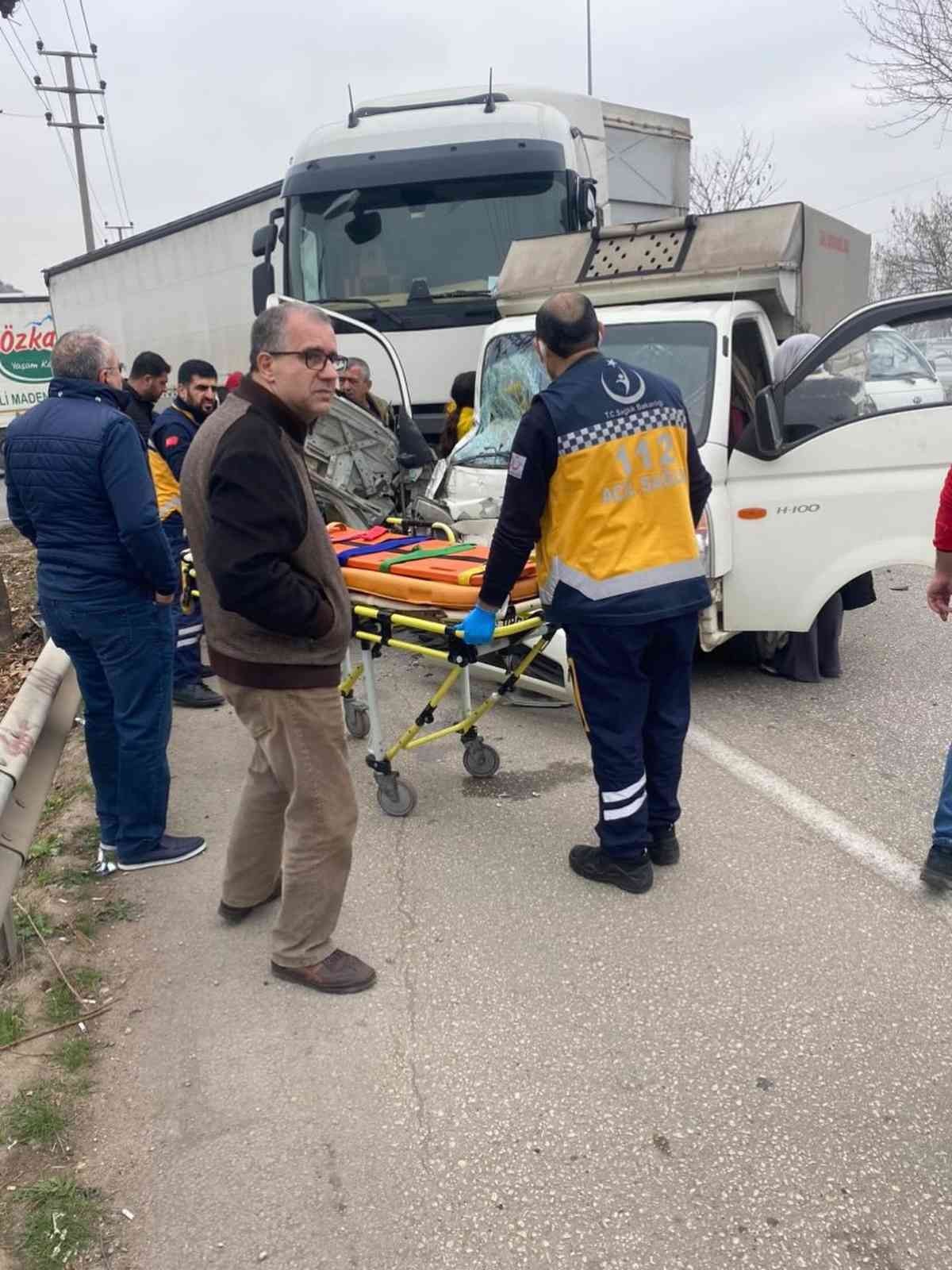 Bursa’da TIR ile kamyonet çarpıştı, sıkışan yolcuyu itfaiye kurtardı