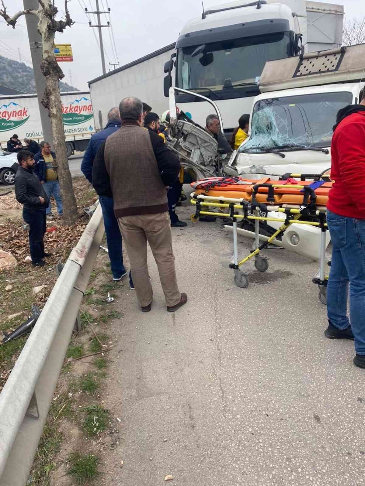 Bursa’da TIR ile kamyonet çarpıştı, sıkışan yolcuyu itfaiye kurtardı