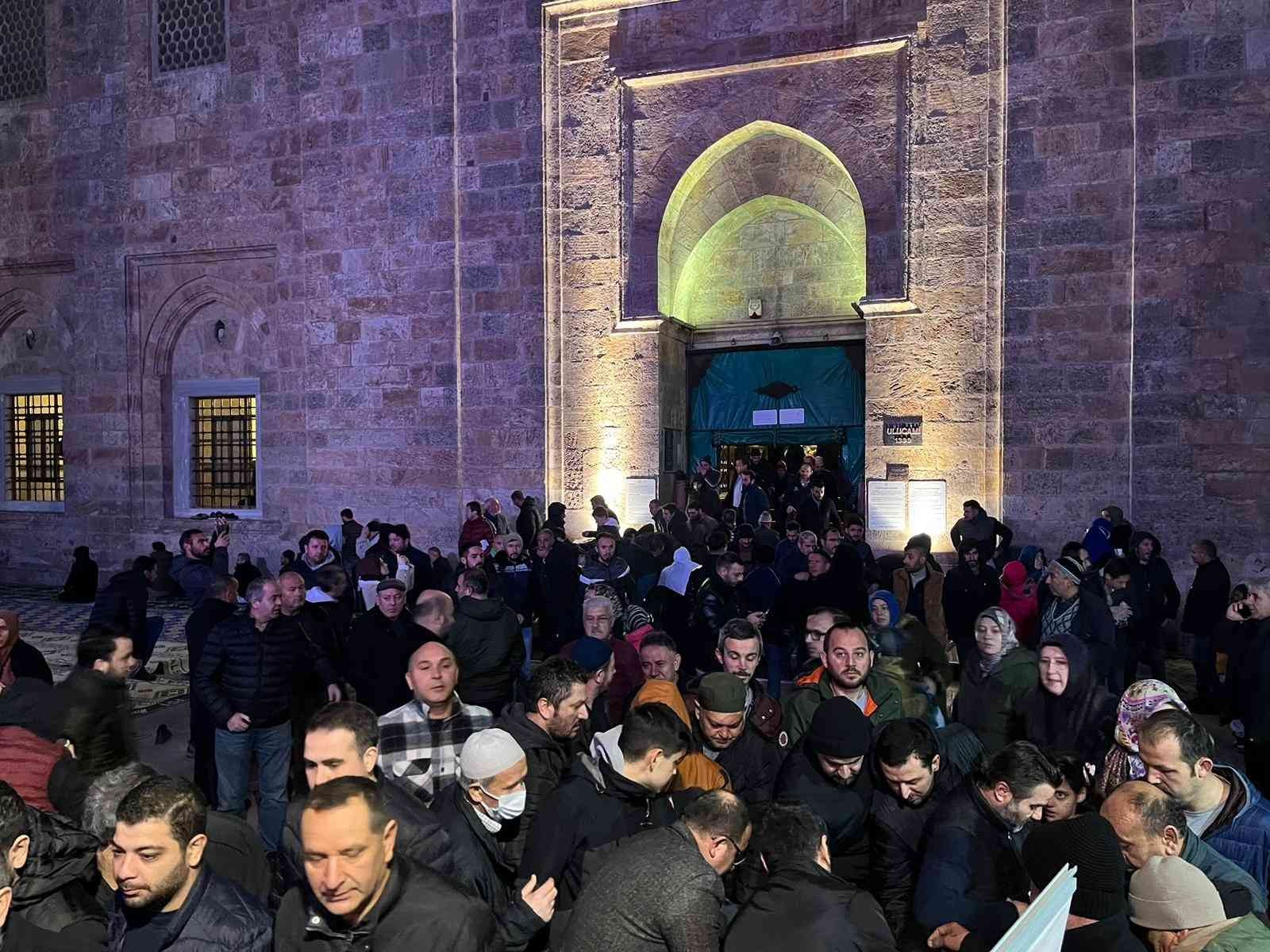 Yılın ilk günü binlerce kişi Ulu Cami’ye akın etti, trafik kilitlendi