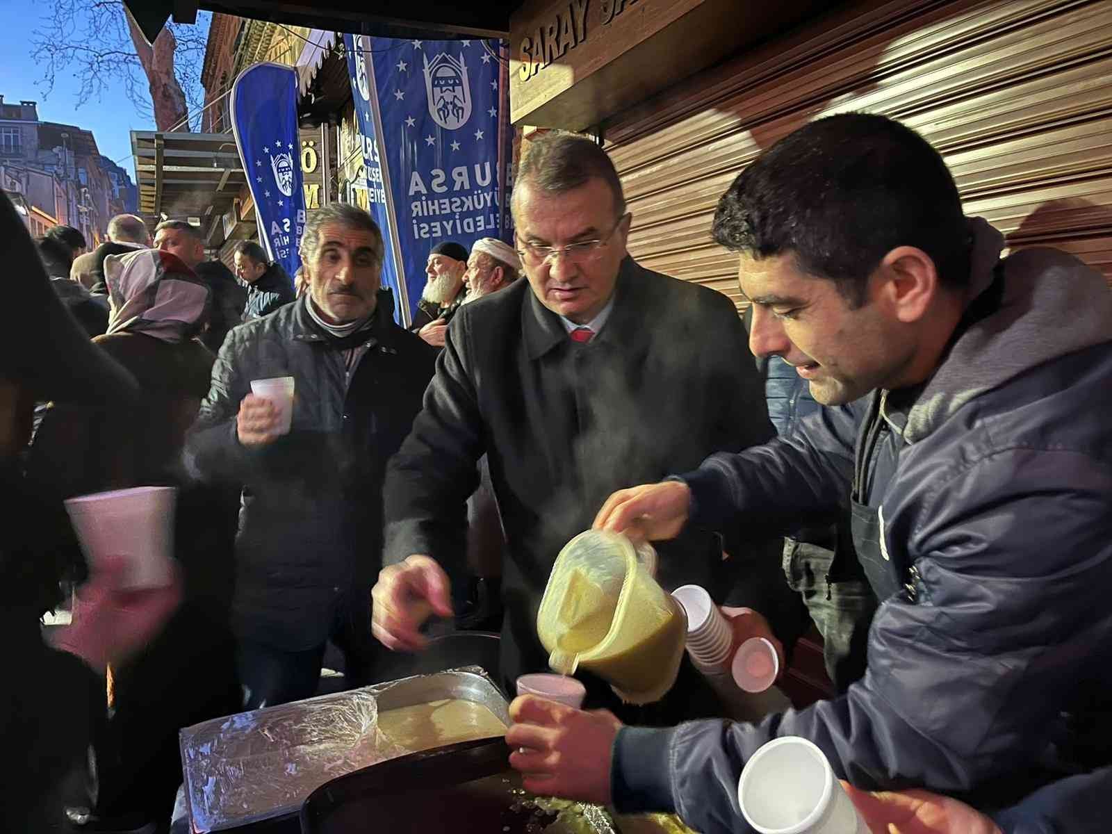 Yılın ilk günü binlerce kişi Ulu Cami’ye akın etti, trafik kilitlendi