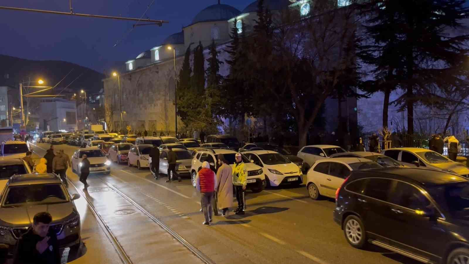 Yılın ilk günü binlerce kişi Ulu Cami’ye akın etti, trafik kilitlendi