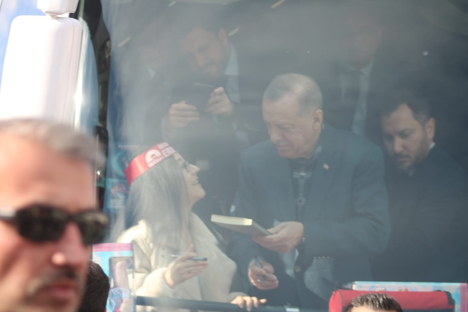 Erdoğan kitabını imzaladı, genç kız gözyaşlarına boğuldu