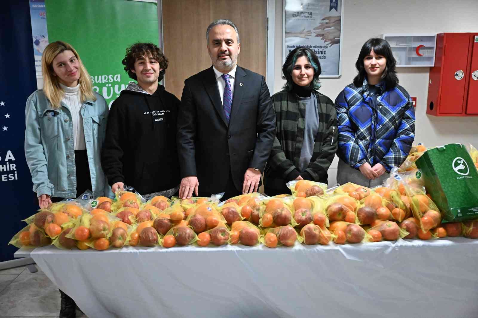 Bursa’da üniversite öğrencilerine C vitamini desteği