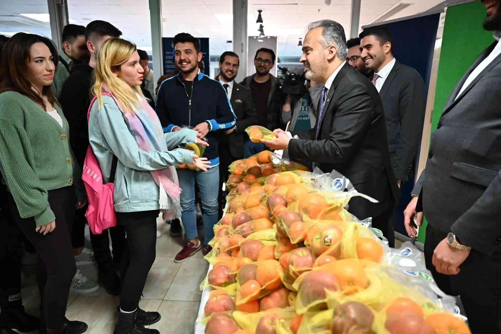 Bursa’da üniversite öğrencilerine C vitamini desteği