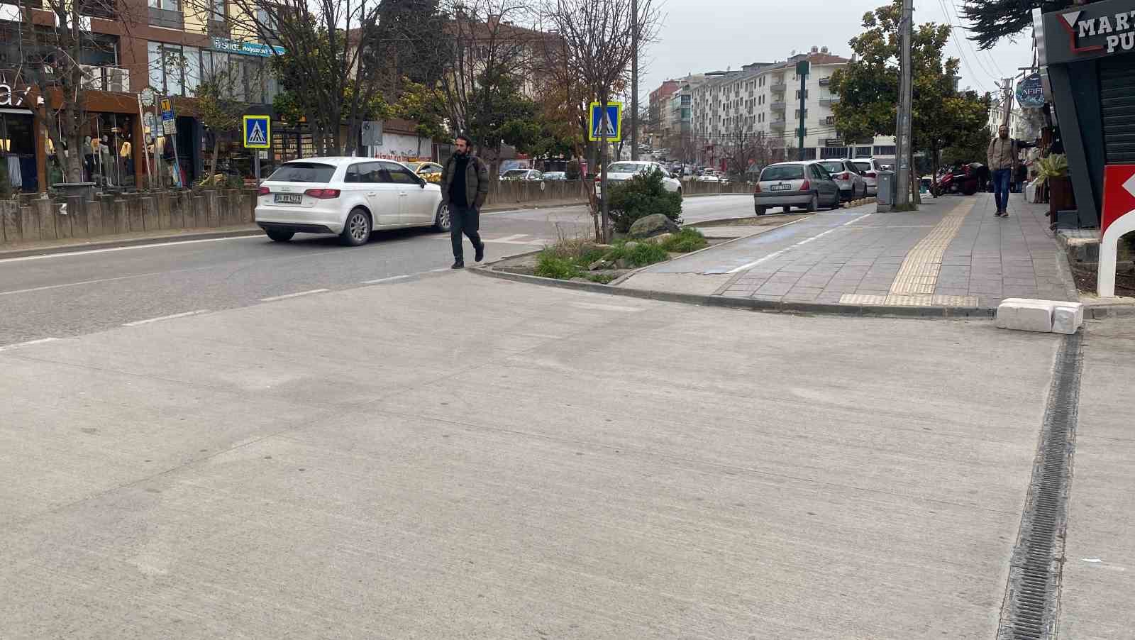 Yol ortasında yürüyen alkollü kişileri döverek yere böyle serdiler