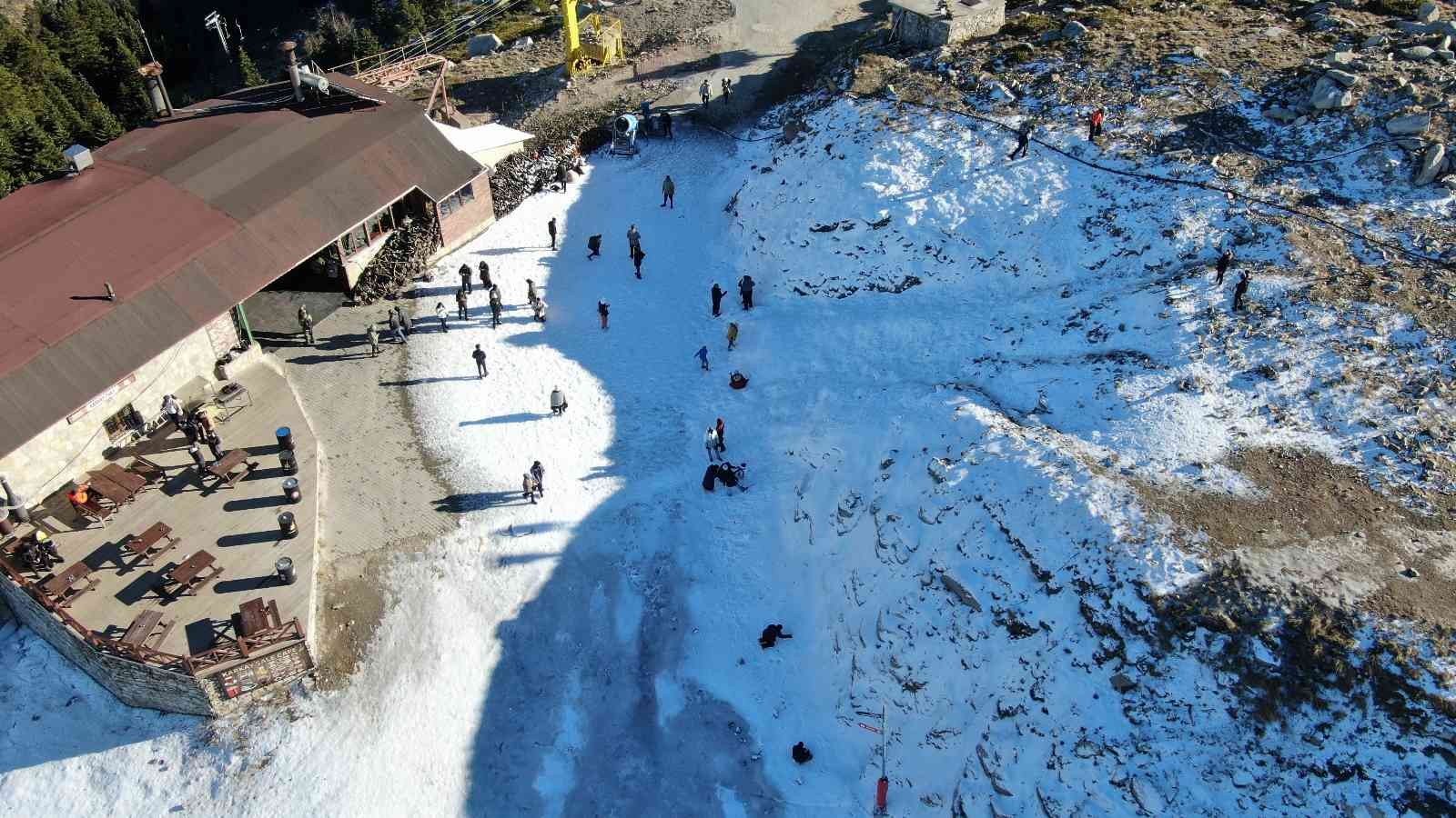 (Özel) Uludağ’da suni kar yağışı başladı