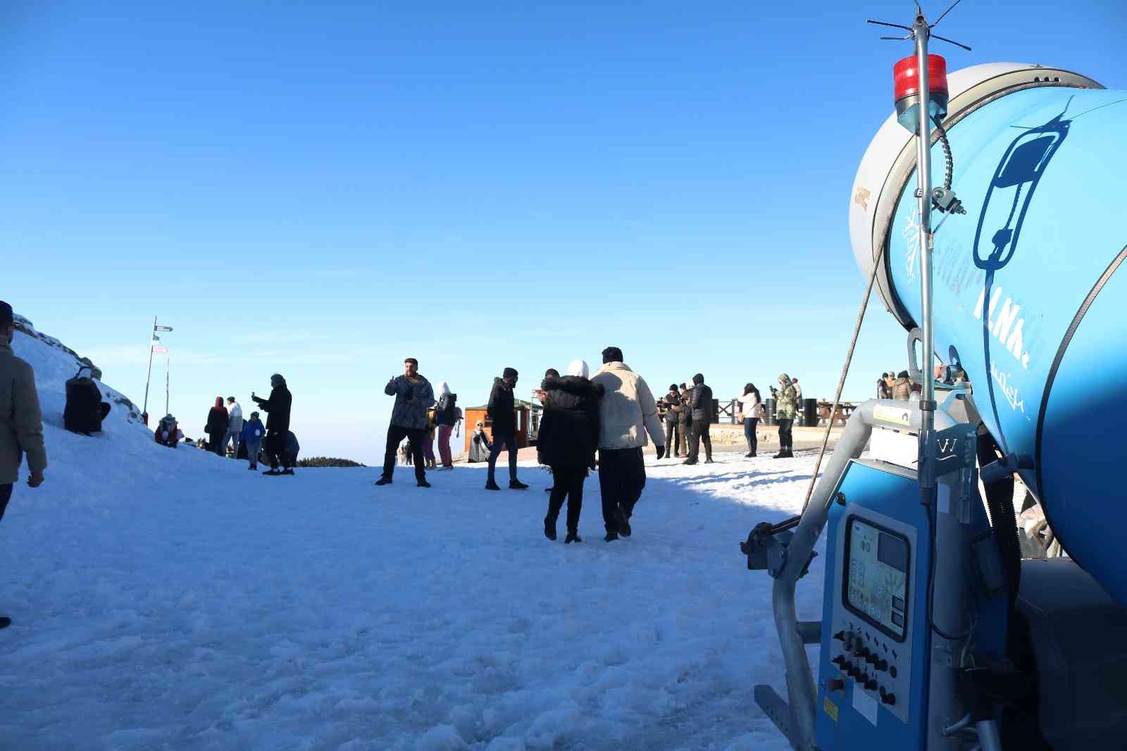 (Özel) Uludağ’da suni kar yağışı başladı