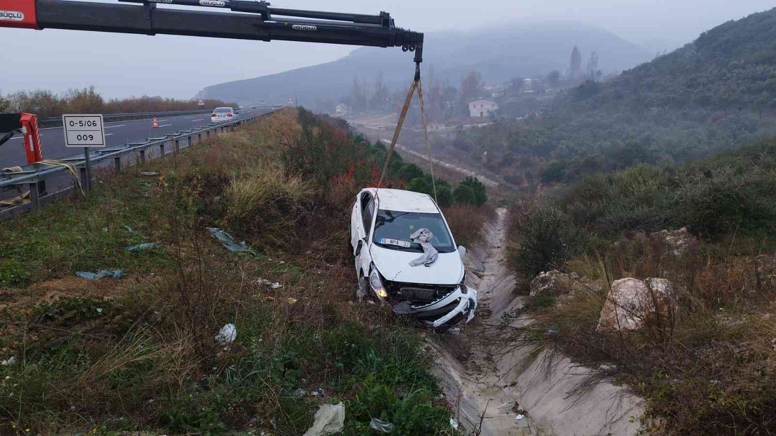 Otomobil bariyerleri aşıp şarampole uçtu: 4 yaralı