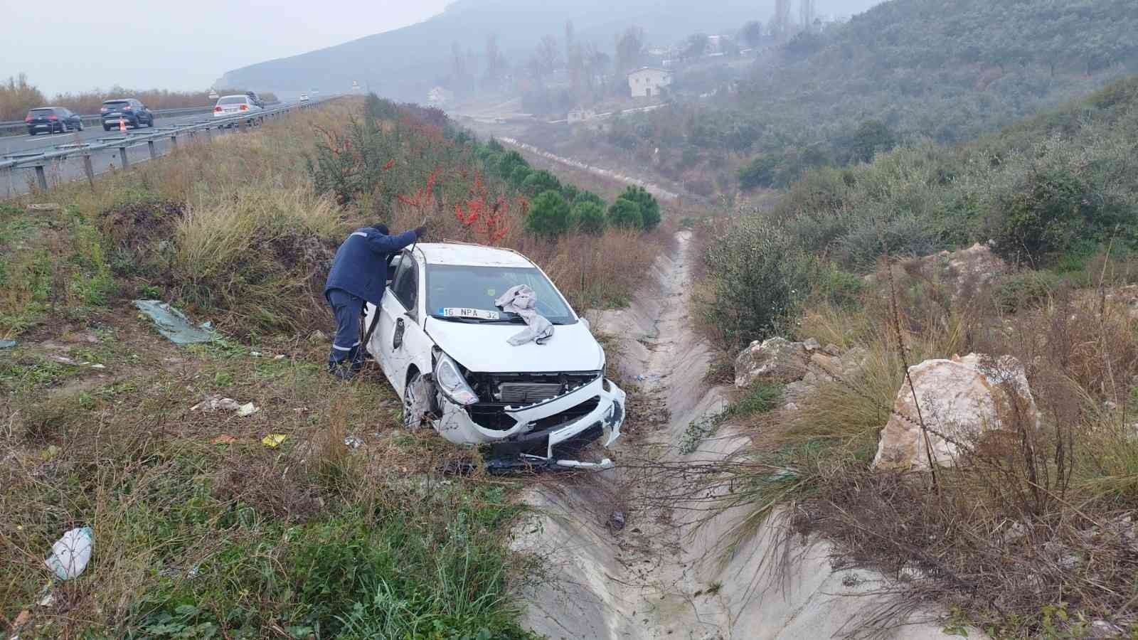 Otomobil bariyerleri aşıp şarampole uçtu: 4 yaralı