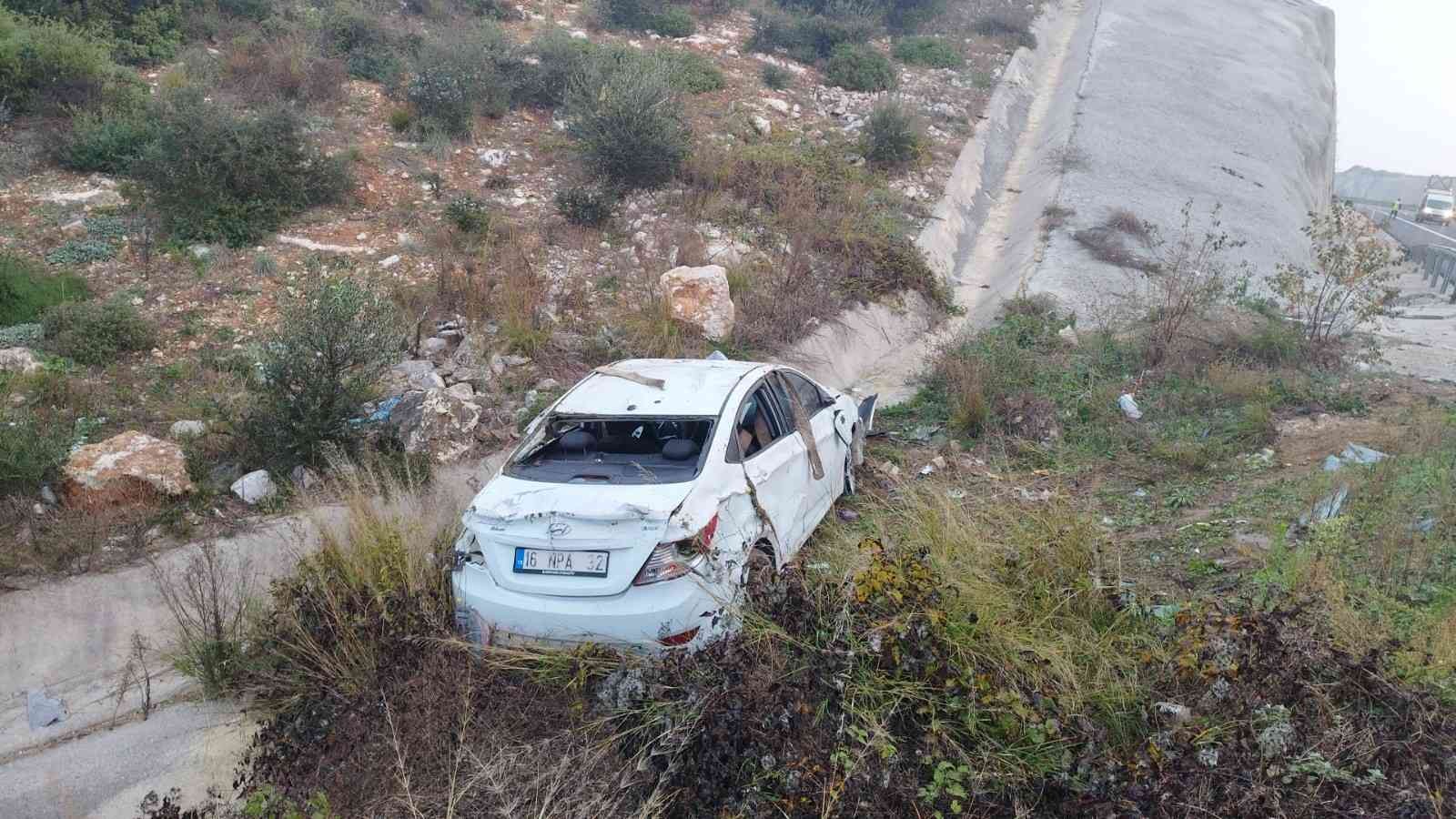 Otomobil bariyerleri aşıp şarampole uçtu: 4 yaralı