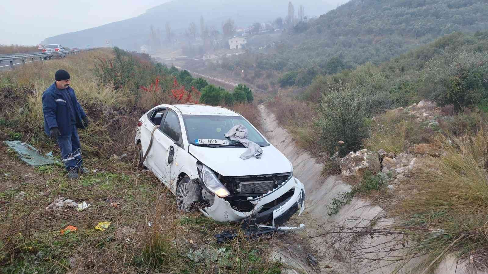 Otomobil bariyerleri aşıp şarampole uçtu: 4 yaralı