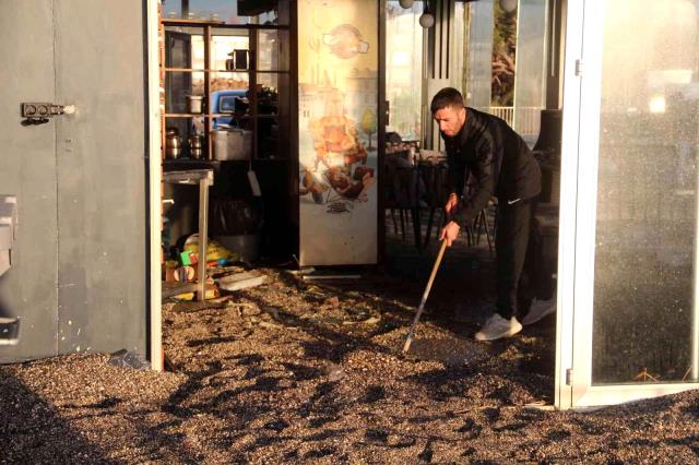 Antalya'da fırtına, dünyaca ünlü sahili savaş alanına çevirdi