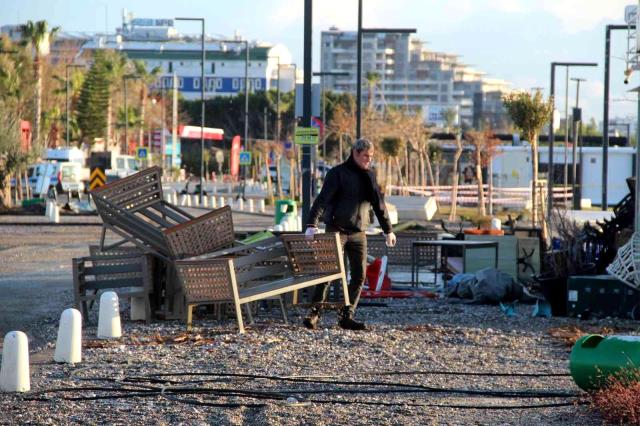 Antalya'da fırtına, dünyaca ünlü sahili savaş alanına çevirdi