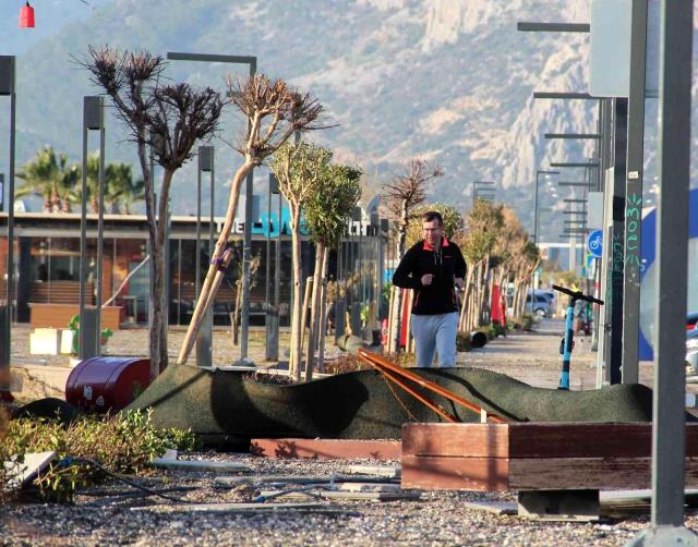 Antalya'da fırtına, dünyaca ünlü sahili savaş alanına çevirdi