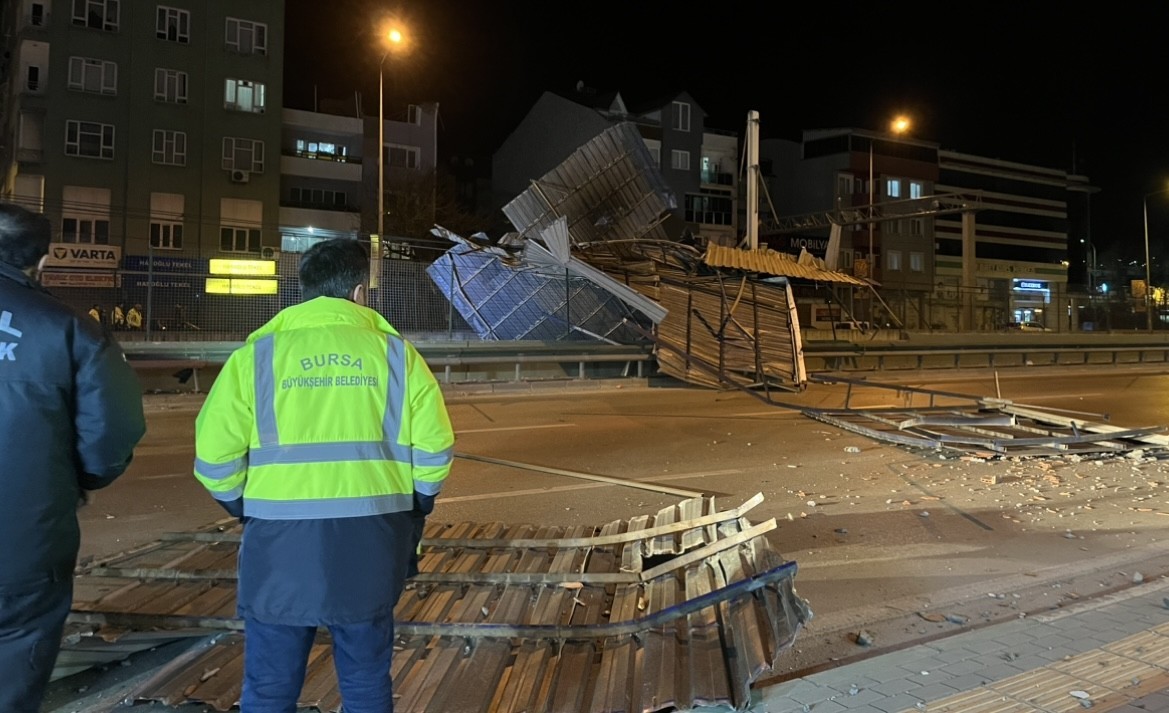 Şiddetli lodos 3 katlı binanın çatısını uçurdu, ev sahibi ne olduğunu anlayamadı