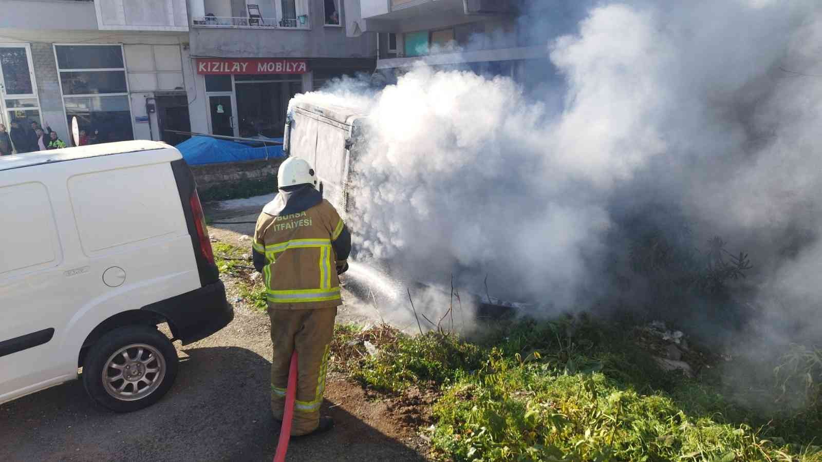 Oto galeri önündeki minibüs alev alev yandı