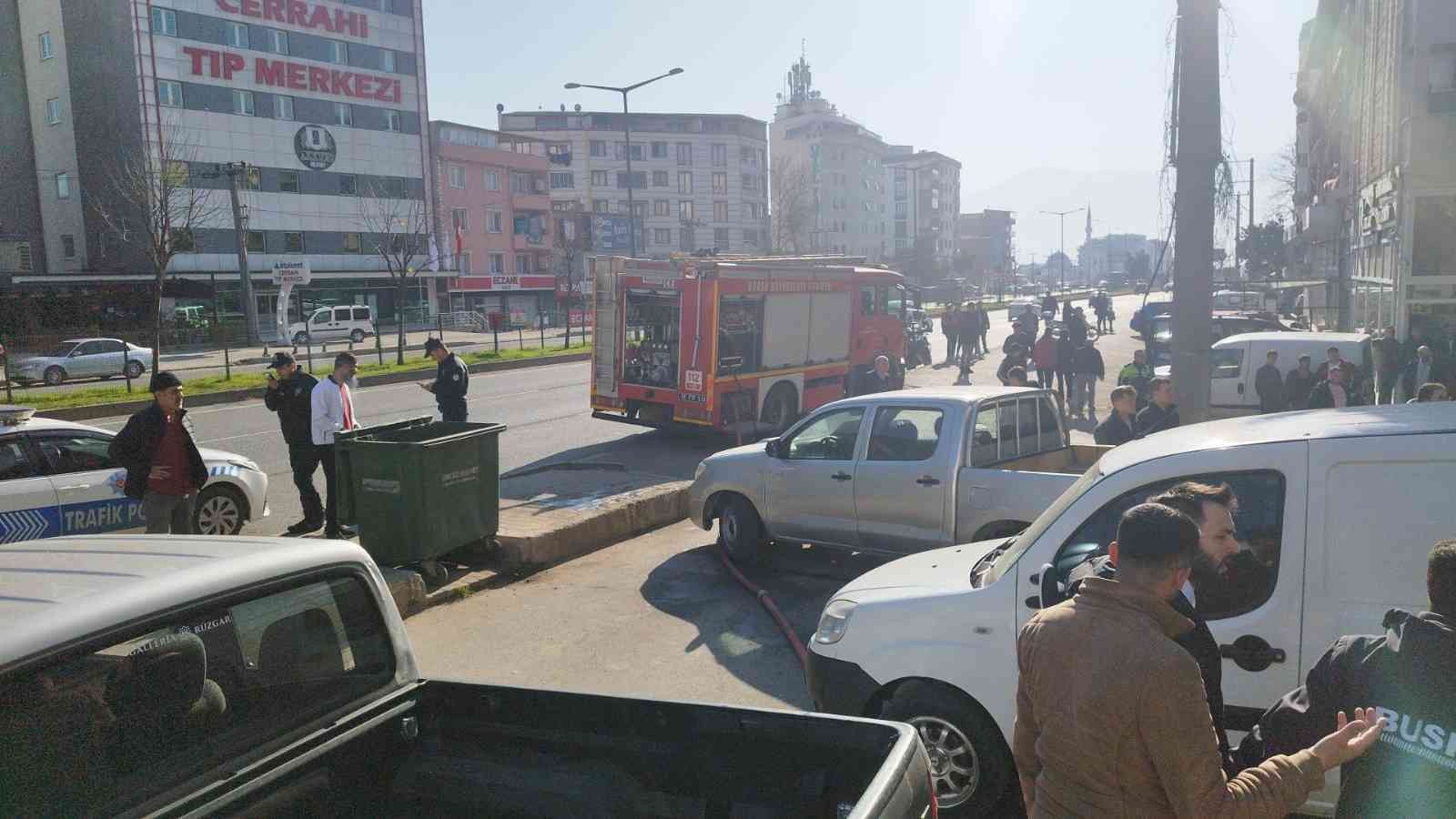 Oto galeri önündeki minibüs alev alev yandı