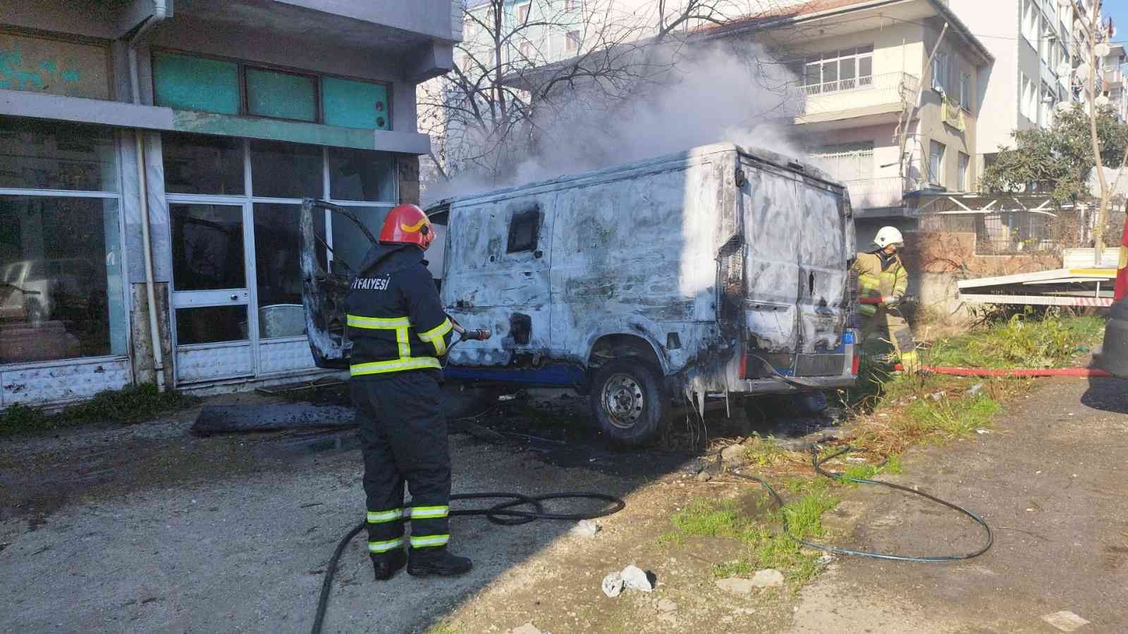 Oto galeri önündeki minibüs alev alev yandı