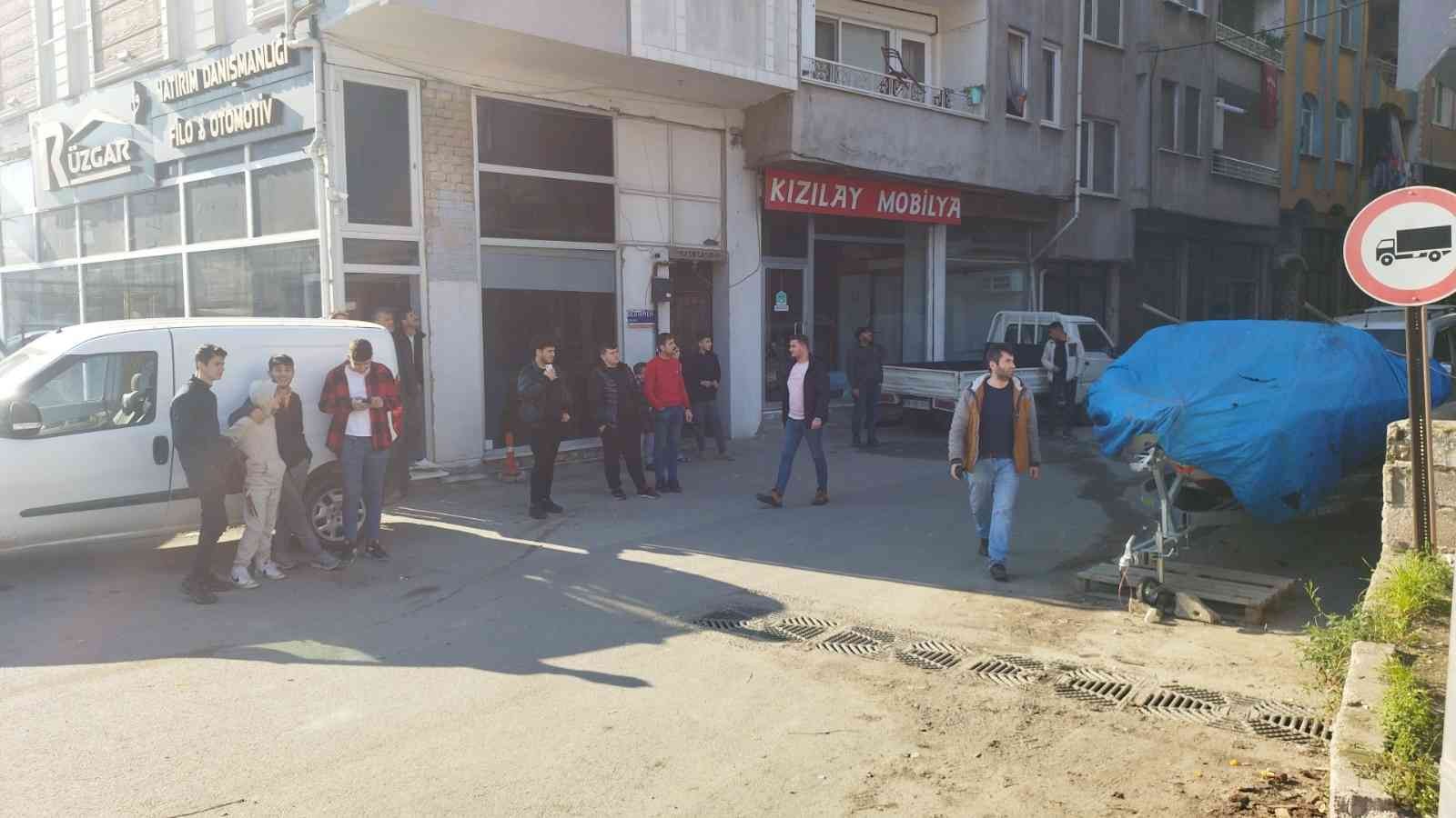 Oto galeri önündeki minibüs alev alev yandı