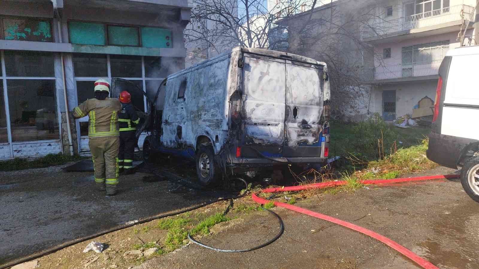 Oto galeri önündeki minibüs alev alev yandı