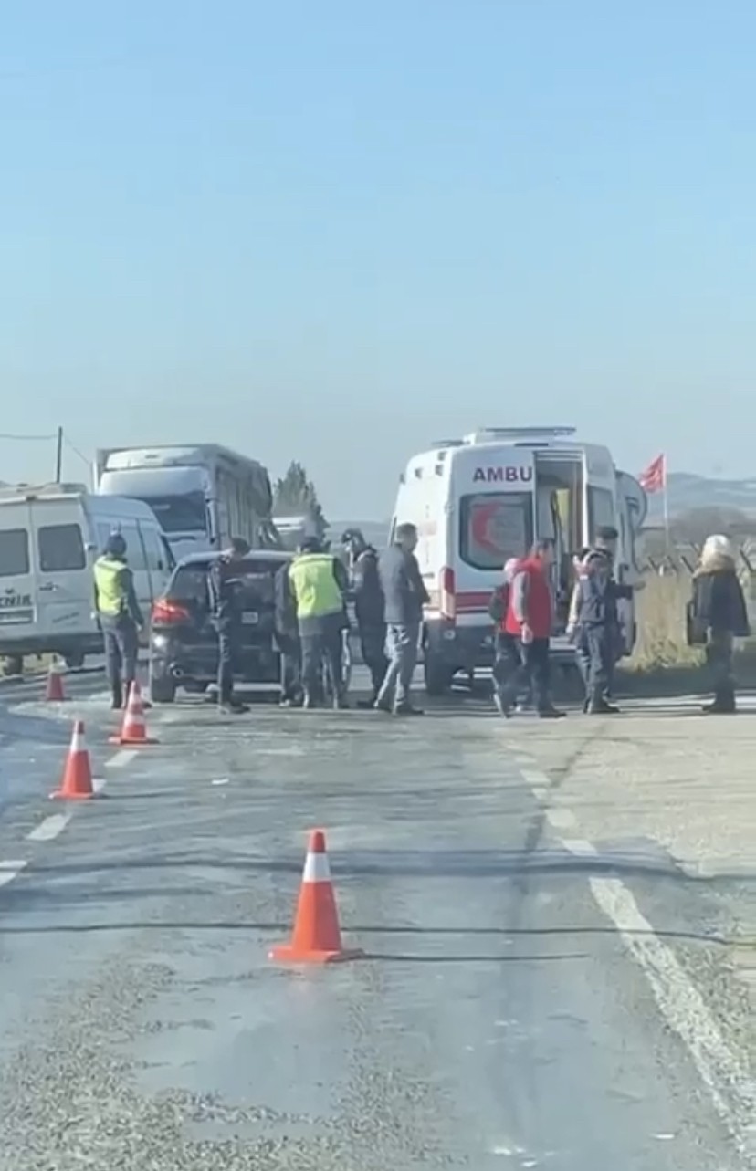 Bursa’da minibüs otomobille çarpıştı: 7 yaralı