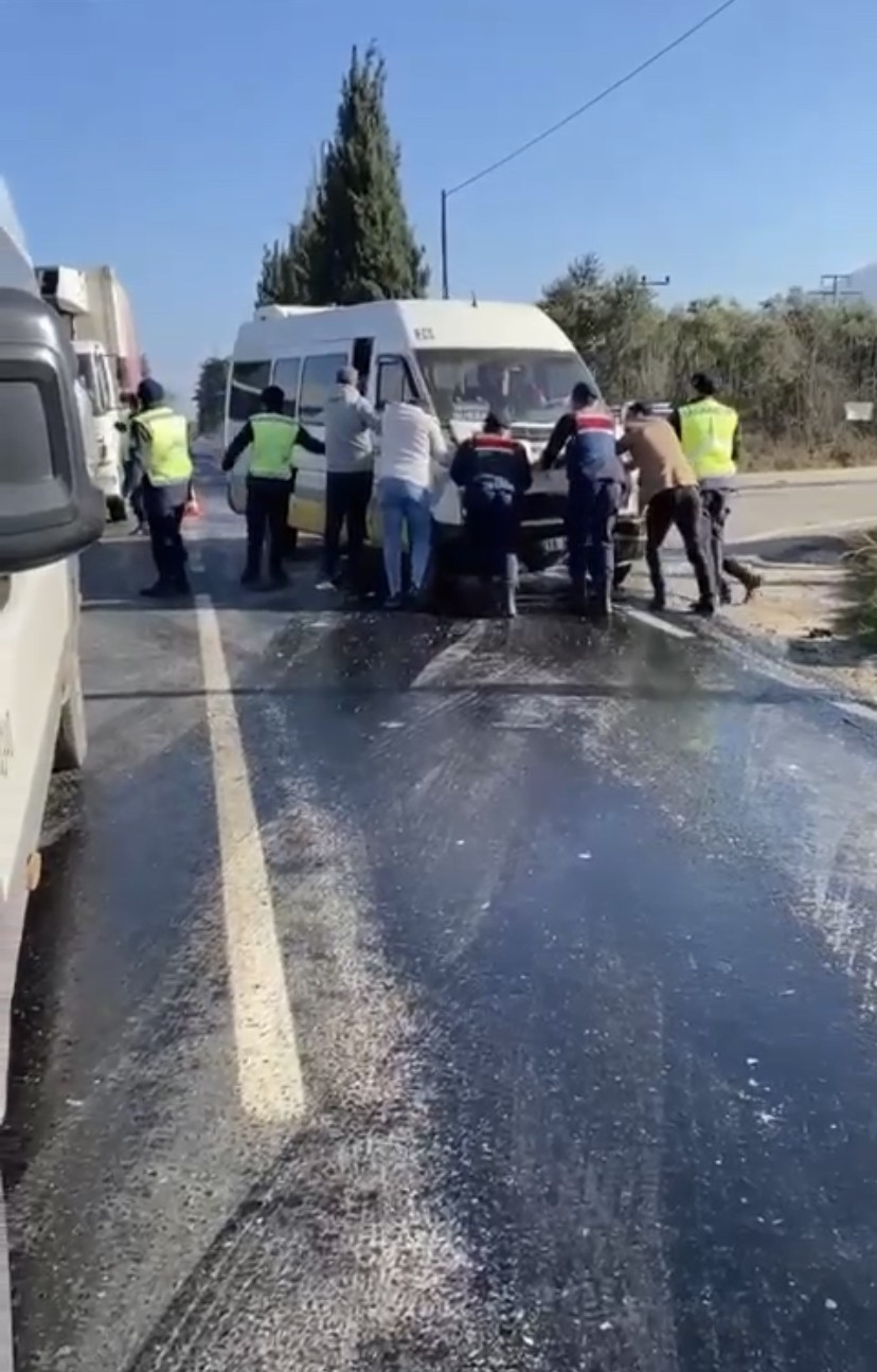 Bursa’da minibüs otomobille çarpıştı: 7 yaralı