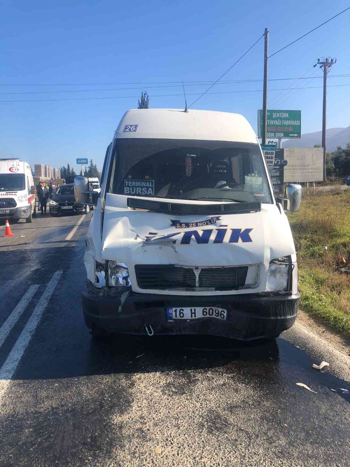 Bursa’da minibüs otomobille çarpıştı: 7 yaralı