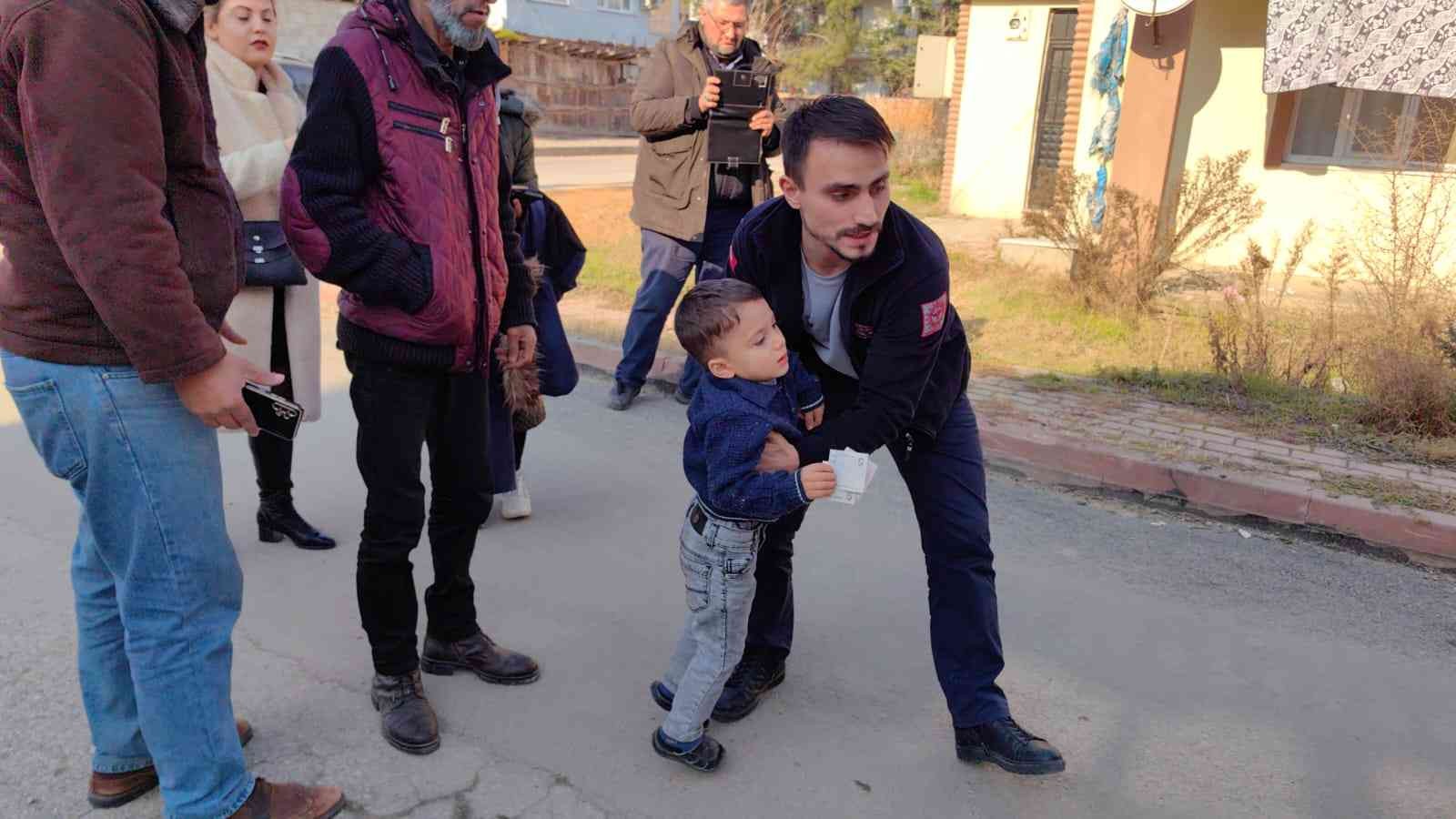 Evinde bıçaklı hırsızı gören kadın çocuğu ile balkondan atladı