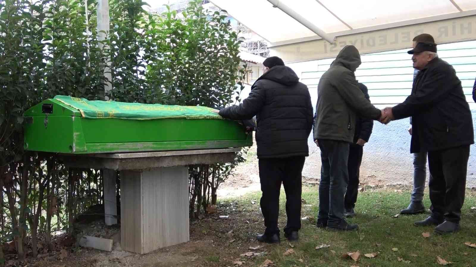 Fotoğraf çekmek isterken hayatını kaybeden genç kadın toprağa verildi