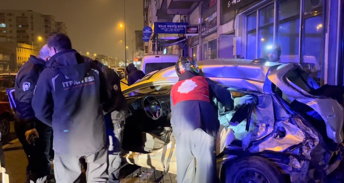 Bursa’da kontrolden çıkan otomobil, park halindeki araçlara çarptı: 1 ağır yaralı