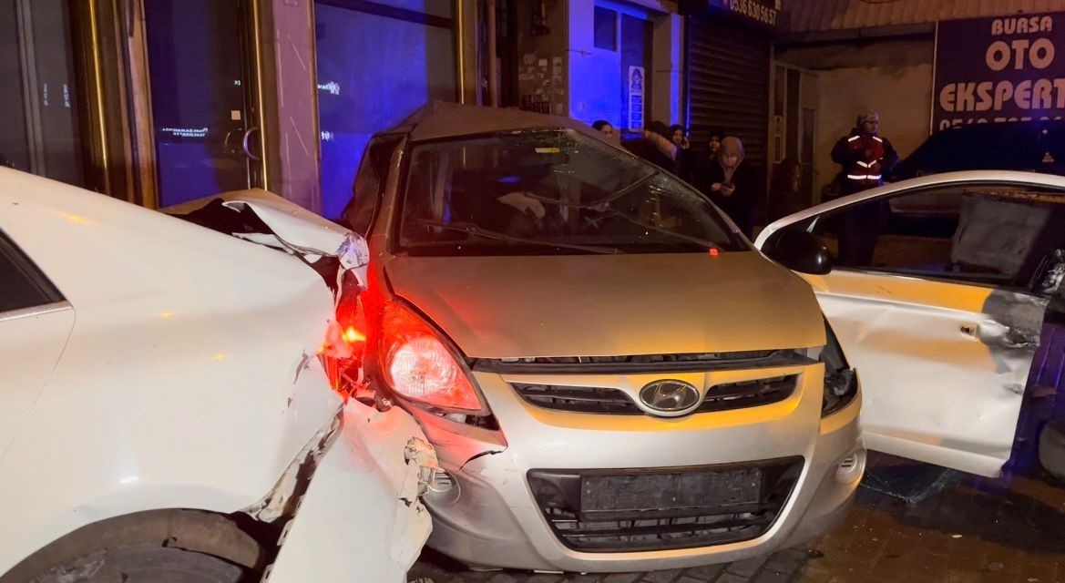 Bursa’da kontrolden çıkan otomobil, park halindeki araçlara çarptı: 1 ağır yaralı