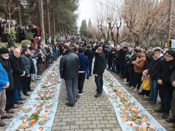 Aşiret liderini anma töreninde 2 kilometrelik yer sofrası kuruldu