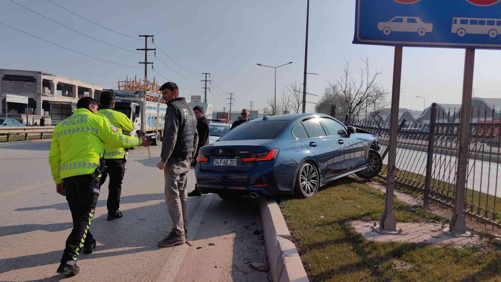 Fenalaşan sürücü ağaca çarptı