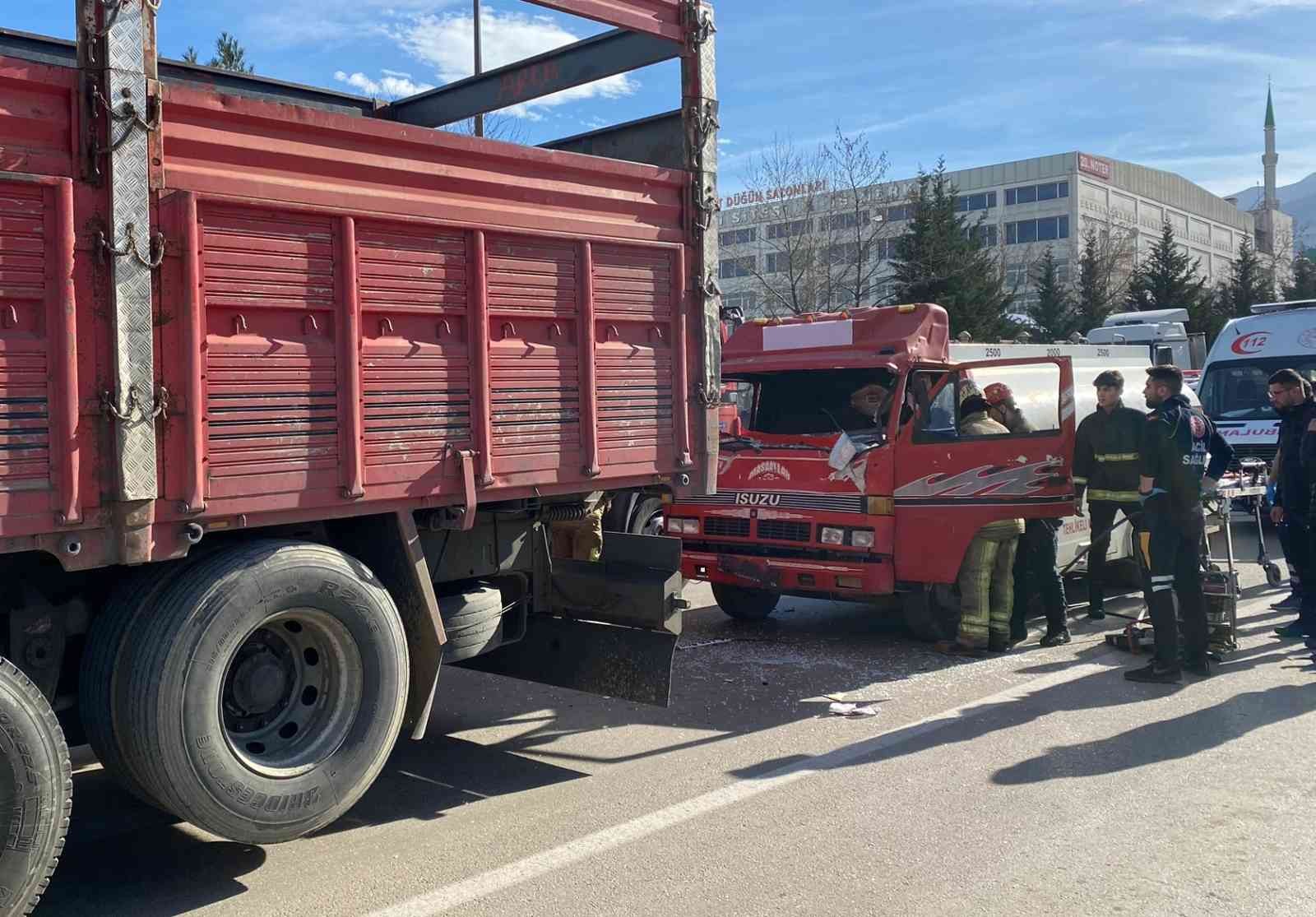 Yakıt tankeri kamyona çarptı, can pazarı yaşandı