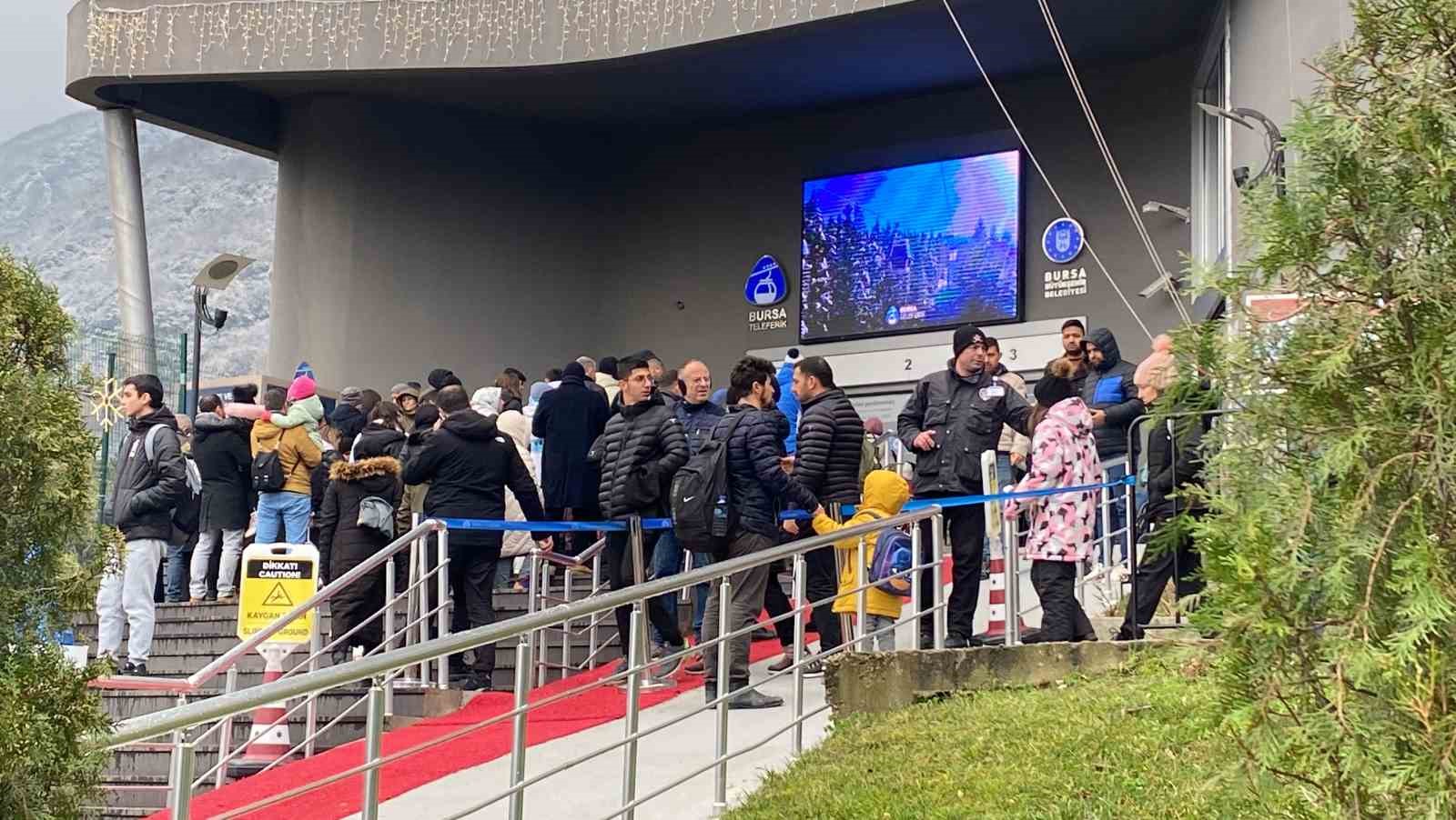 Tatili Uludağ’da geçirmek isteyen vatandaşlar, teleferikte metrelerce kuyruk oluşturdu