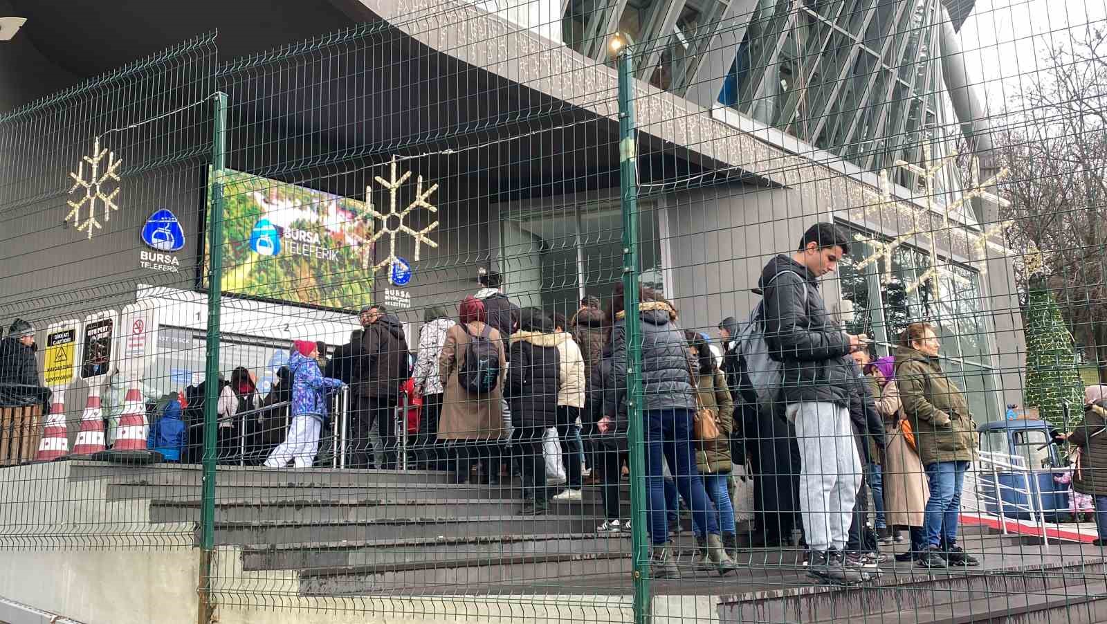 Tatili Uludağ’da geçirmek isteyen vatandaşlar, teleferikte metrelerce kuyruk oluşturdu