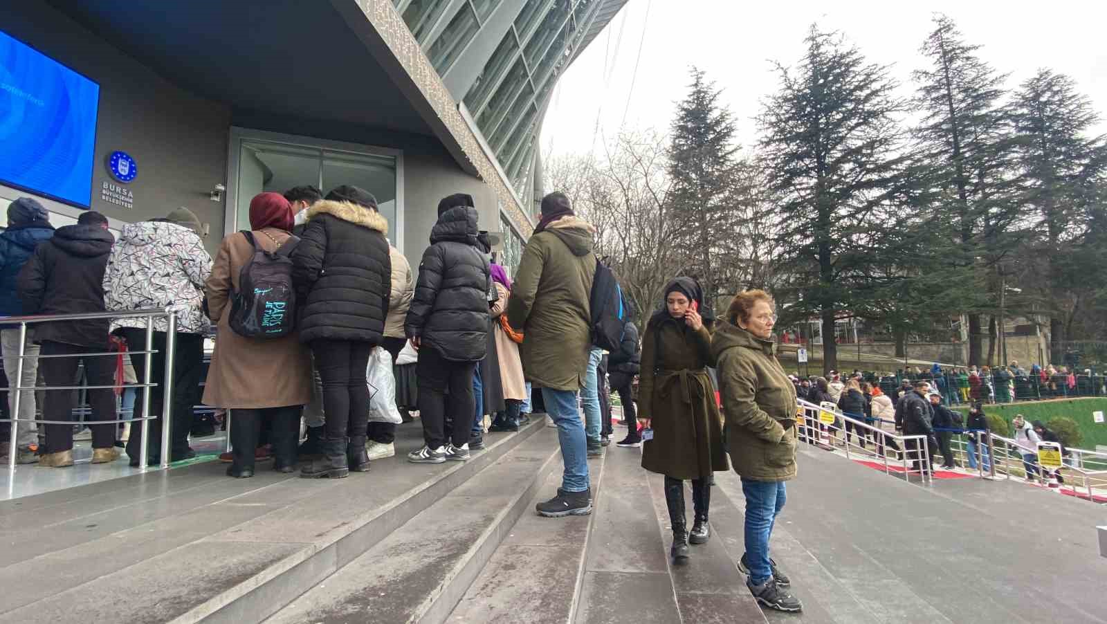 Tatili Uludağ’da geçirmek isteyen vatandaşlar, teleferikte metrelerce kuyruk oluşturdu