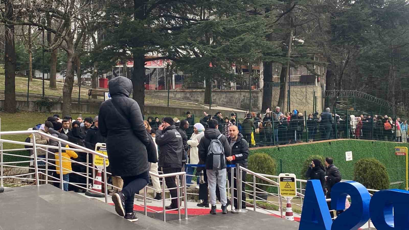 Tatili Uludağ’da geçirmek isteyen vatandaşlar, teleferikte metrelerce kuyruk oluşturdu