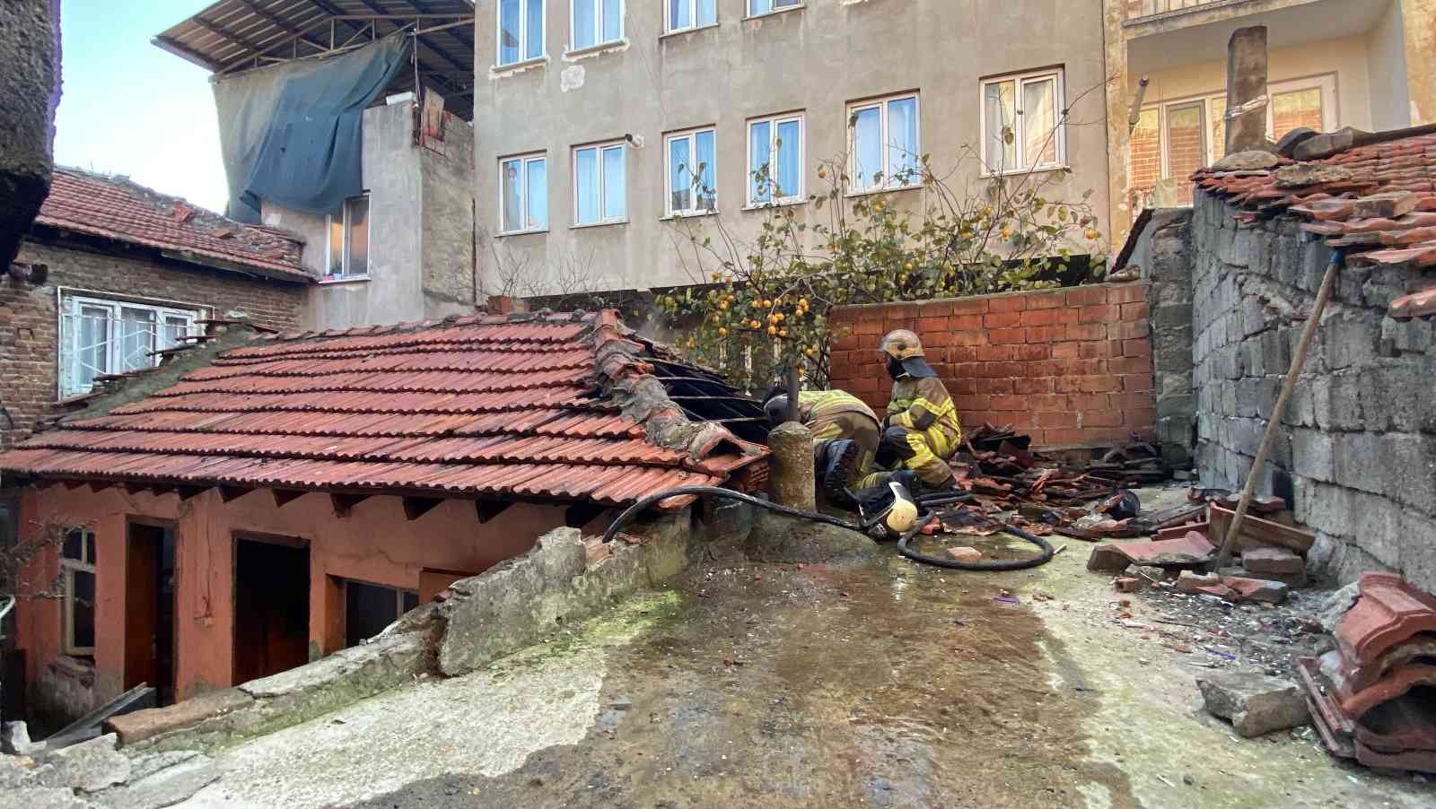 Bursa’da kendi evini yakan kişiye komşuları böyle saldırdı