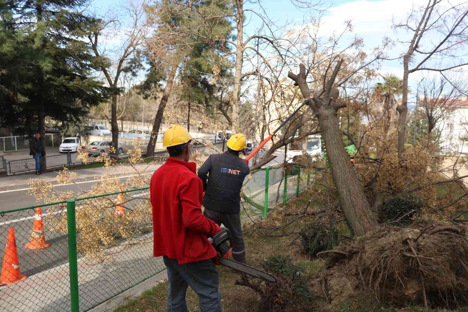 Bursa’da şiddetli lodosun etkisi sürüyor