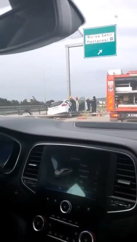 Bursa’da otomobil bariyerlere ok gibi saplandı: 1 ölü