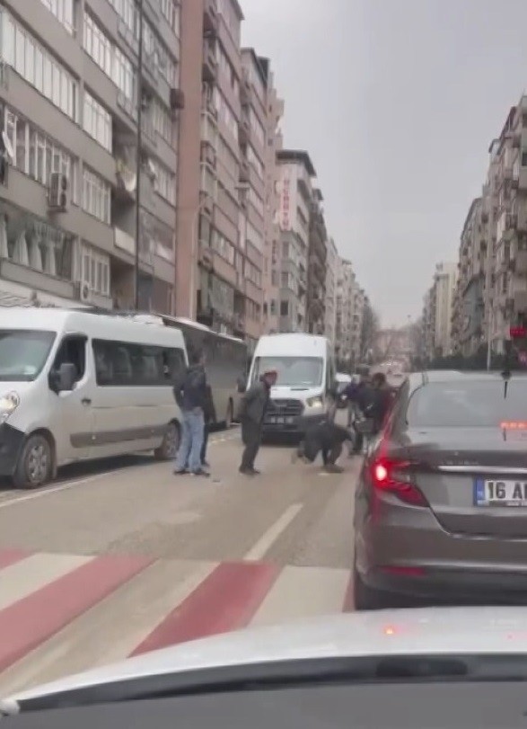 Bursa’da servis ve otobüs şoförünün yol verme kavgası kameralarda