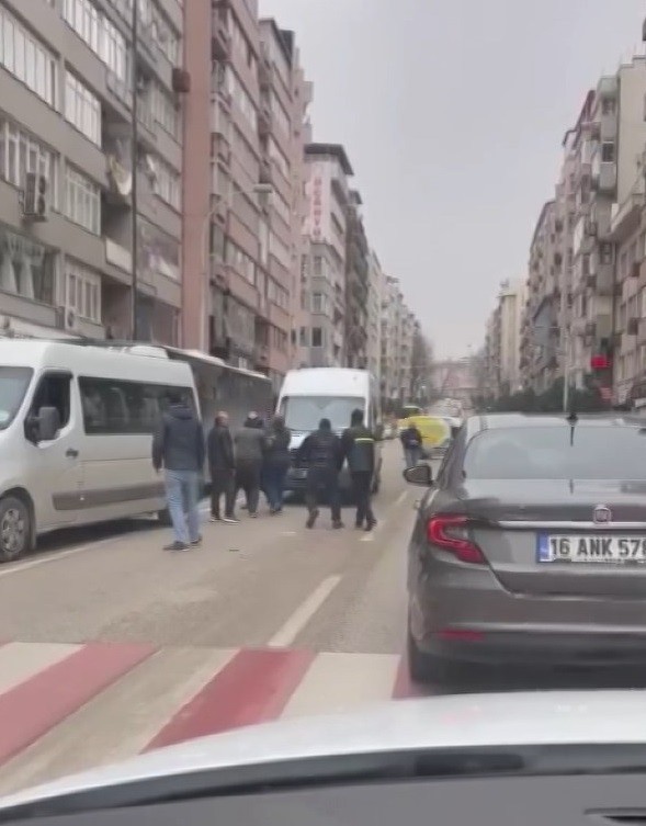 Bursa’da servis ve otobüs şoförünün yol verme kavgası kameralarda