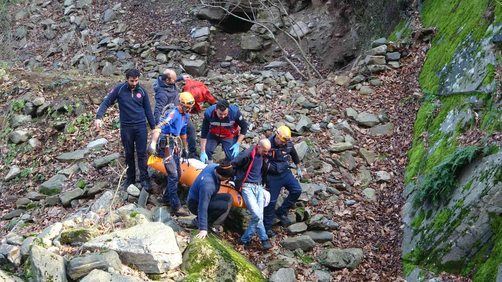 Odun toplarken uçurumdan yuvarlanarak ayağını kıran kişi, nefes kesen operasyonla kurtarıldı