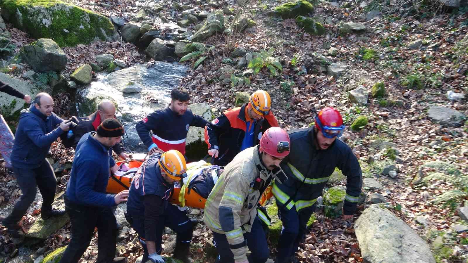 Odun toplarken uçurumdan yuvarlanarak ayağını kıran kişi, nefes kesen operasyonla kurtarıldı