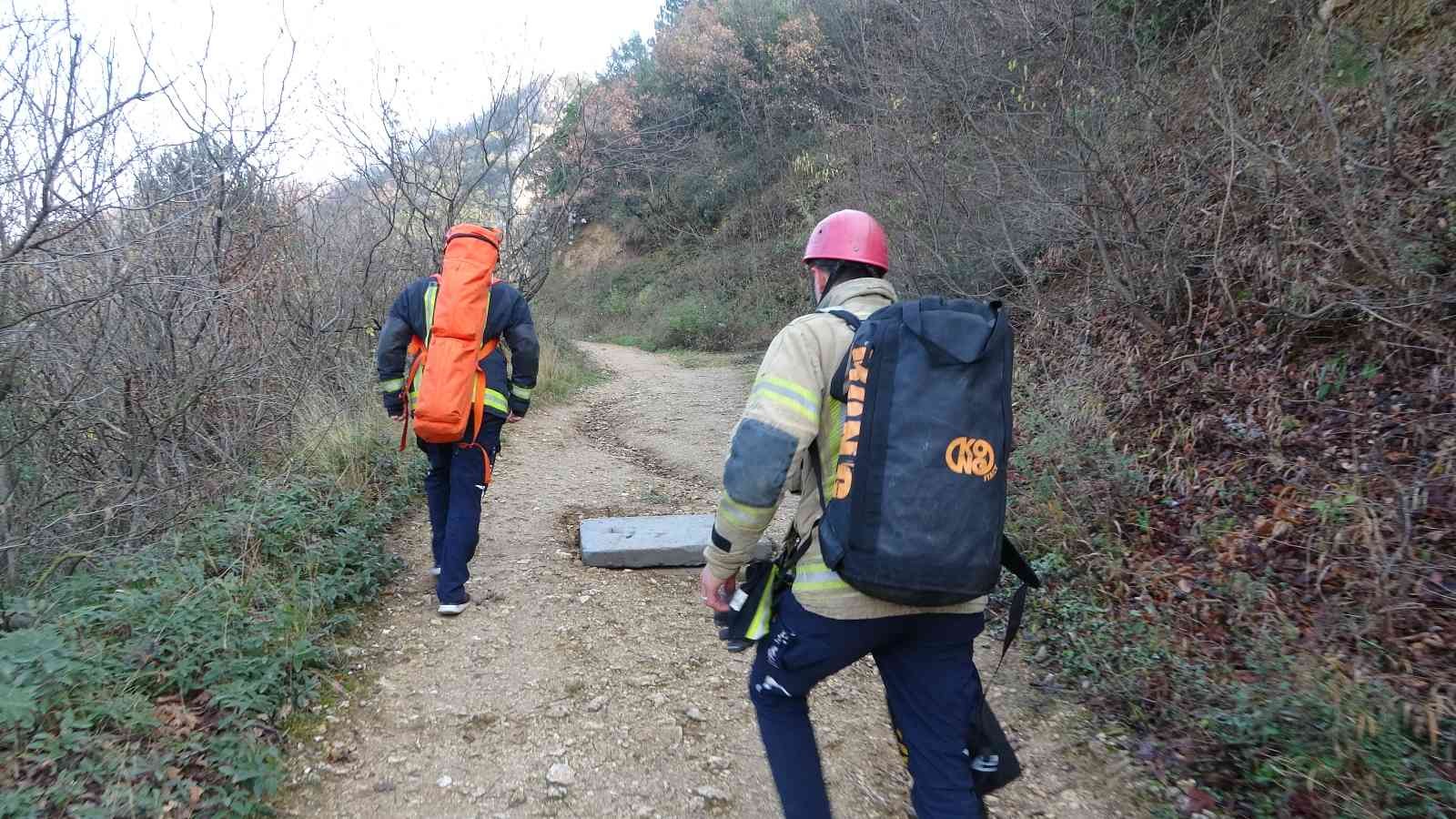 Odun toplarken uçurumdan yuvarlanarak ayağını kıran kişi, nefes kesen operasyonla kurtarıldı