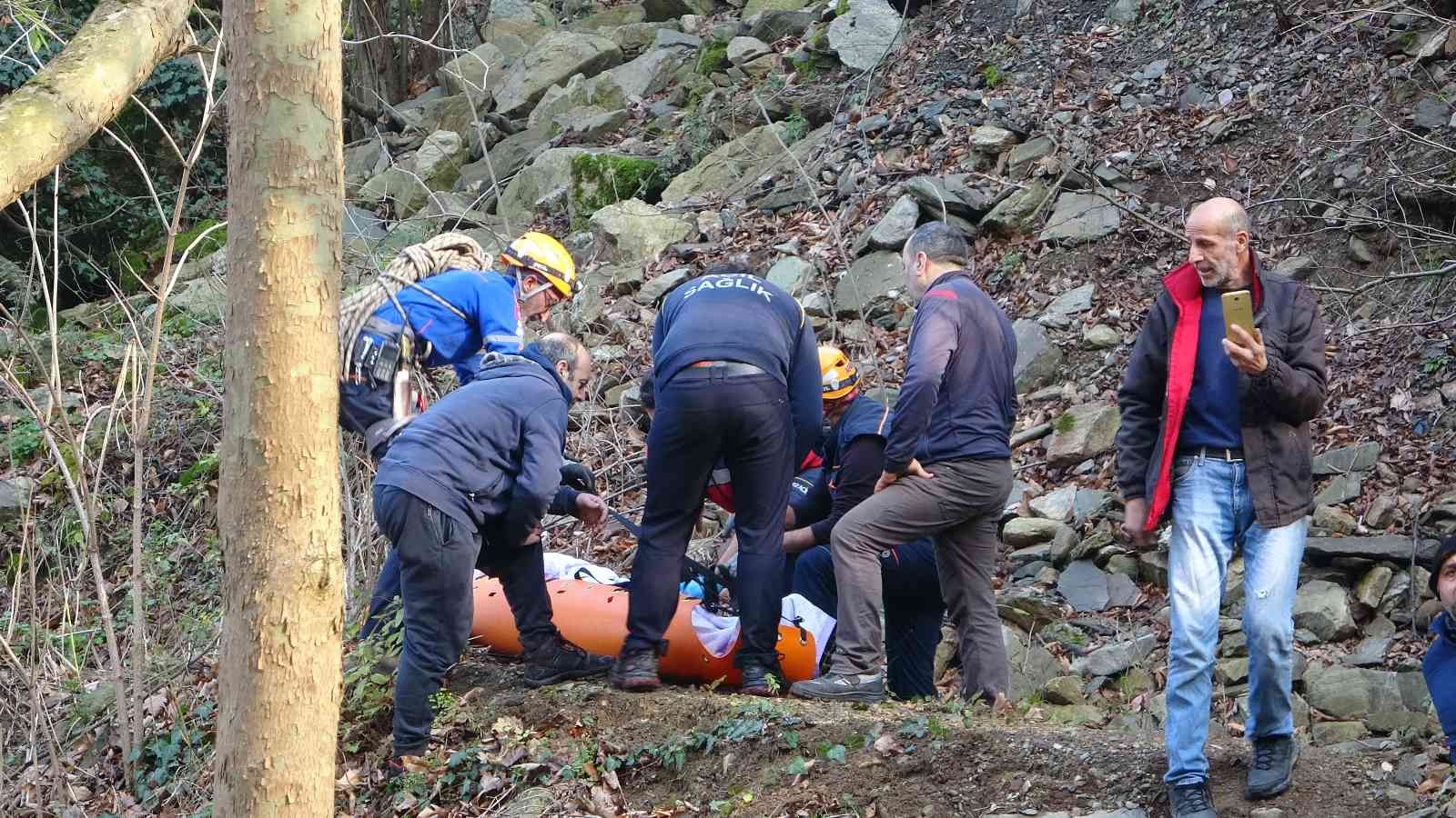 Odun toplarken uçurumdan yuvarlanarak ayağını kıran kişi, nefes kesen operasyonla kurtarıldı