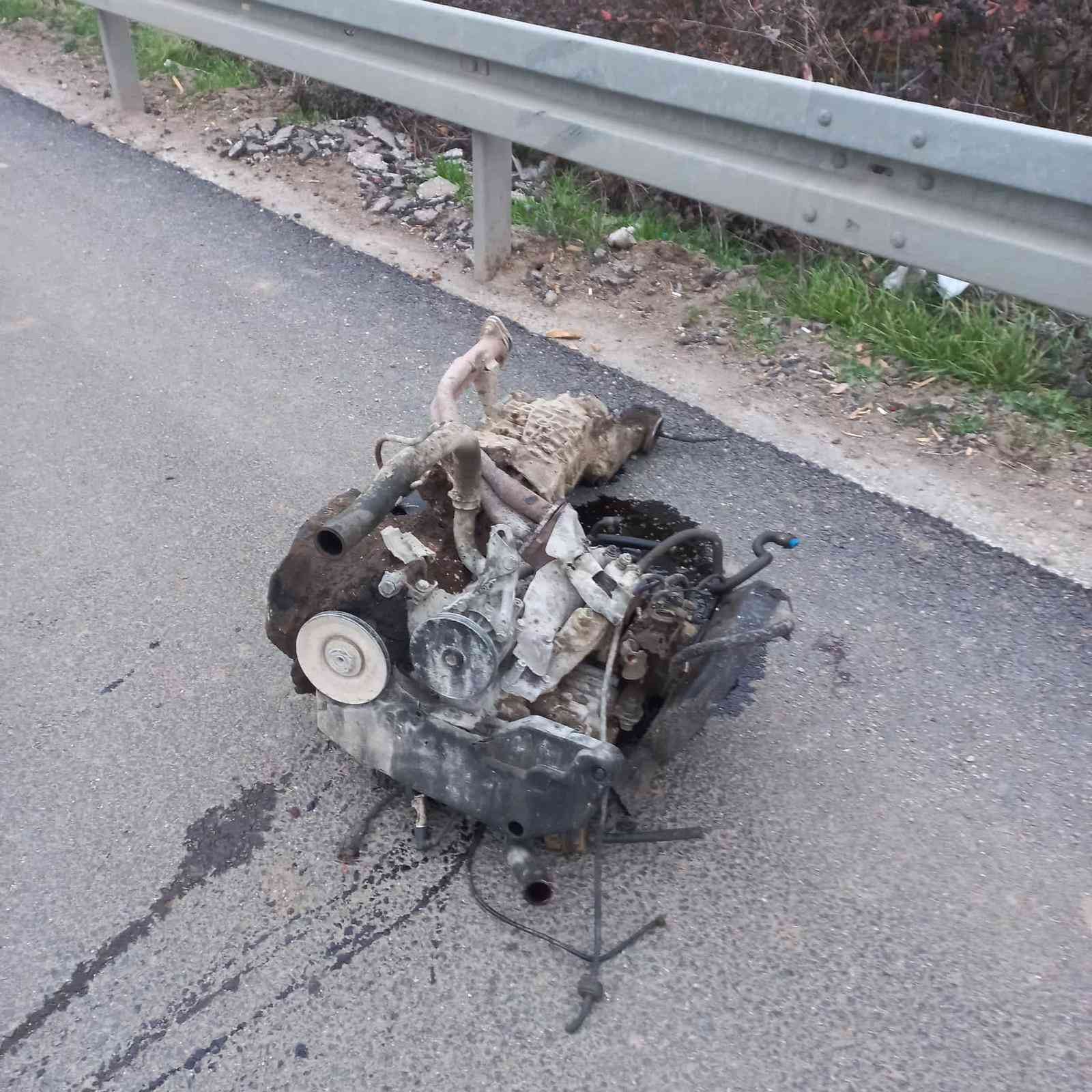 Bursa’da feci kaza: Otomobil ikiye bölündü, 3 kişi yaralandı