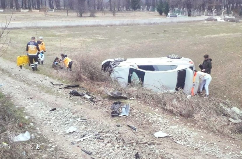 Bursa’da feci kaza: Otomobil ikiye bölündü, 3 kişi yaralandı