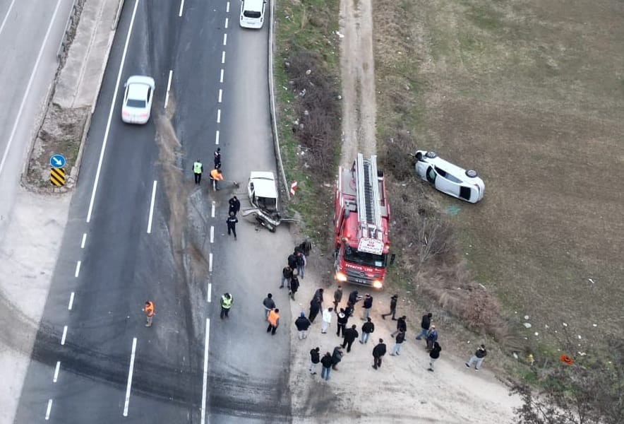 Bursa’da feci kaza: Otomobil ikiye bölündü, 3 kişi yaralandı